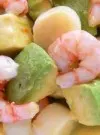 Aguacates con gambas y palmitos