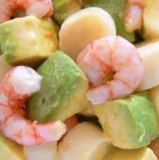 Aguacates con gambas y palmitos