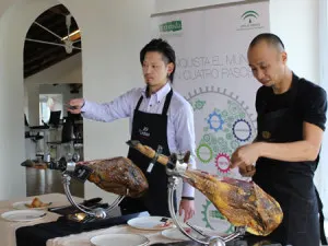 Los mejores cortadores japoneses de jamón, de visita en Huelva