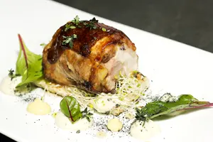 ovejas negras .-pollo d corralon sobre pan cacke d coliflor y jarabe d arce