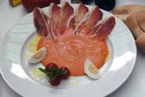 Salmorejo cordobés con jamón